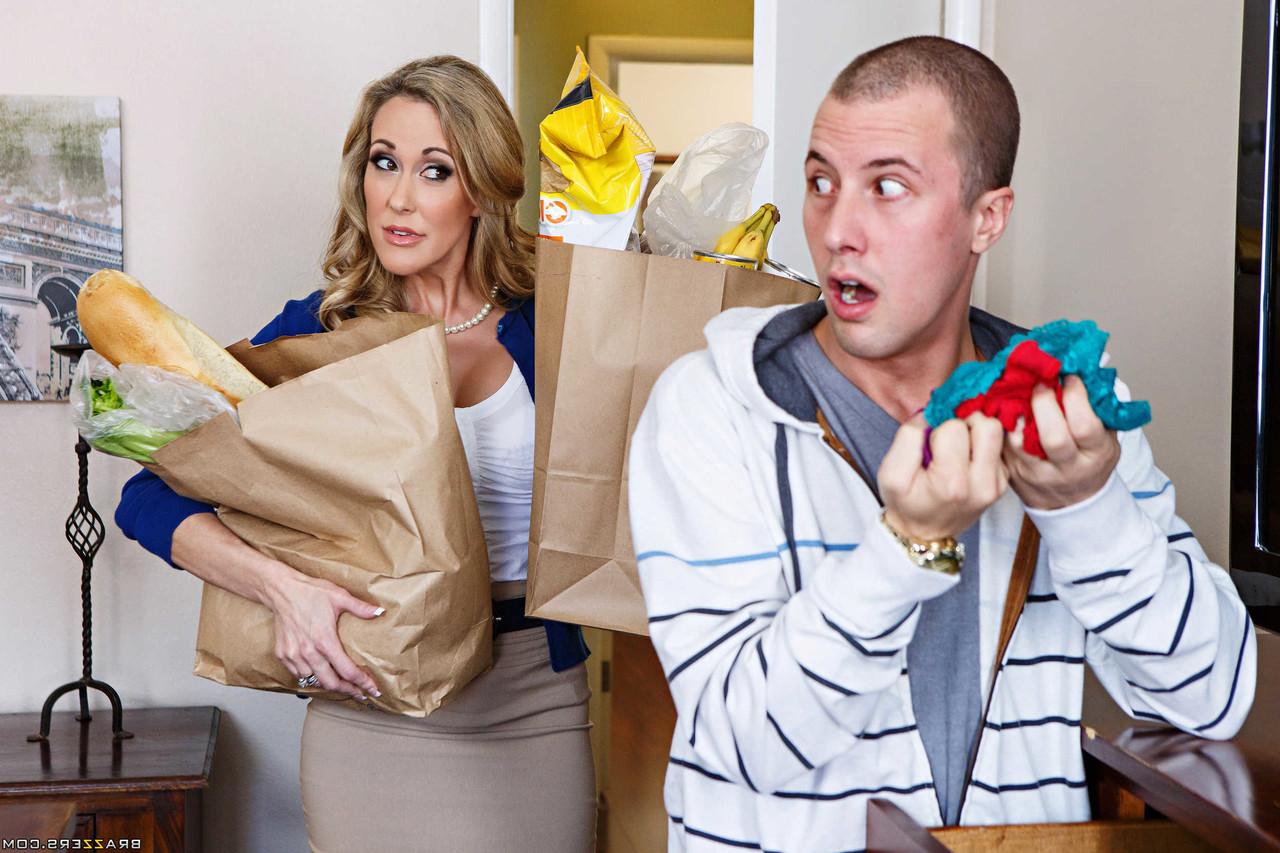 15P La MILF tetona Brandi Love recibiendo la gran polla de un semental calvo hasta el fondo de su manguito
