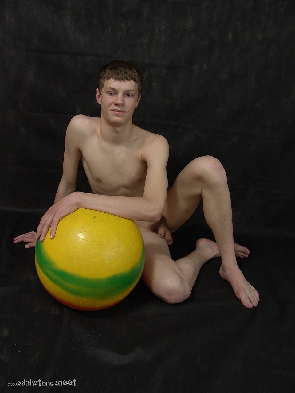 20P Twink gay magro e tesão Basi perde a roupa e se masturba
