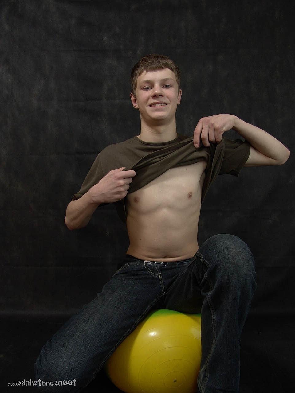 20P Twink gay magro e tesão Basi perde a roupa e se masturba