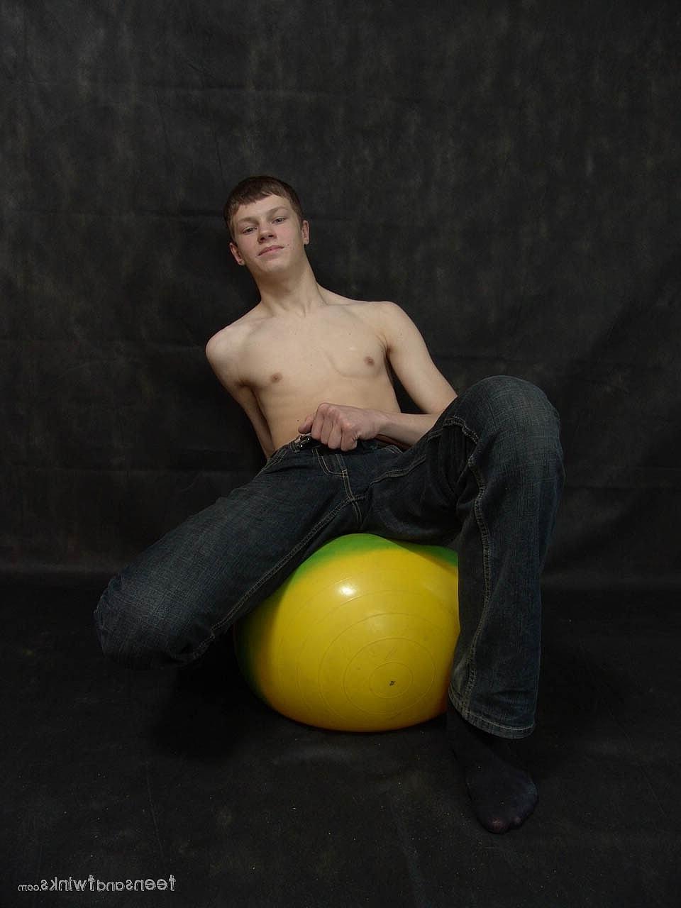 20P Twink gay magro e tesão Basi perde a roupa e se masturba