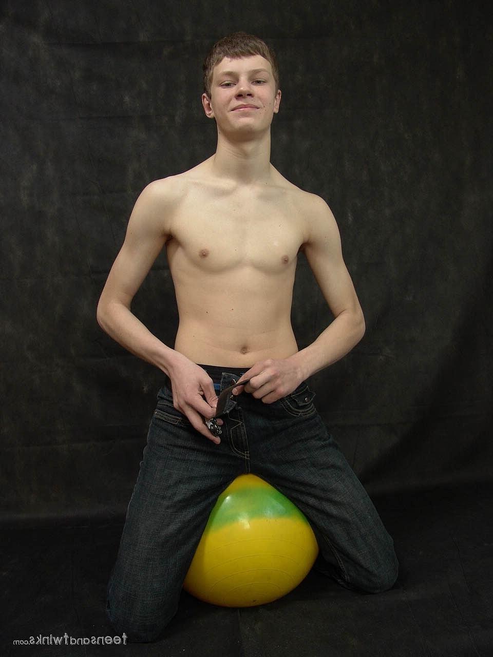 20P Twink gay magro e tesão Basi perde a roupa e se masturba