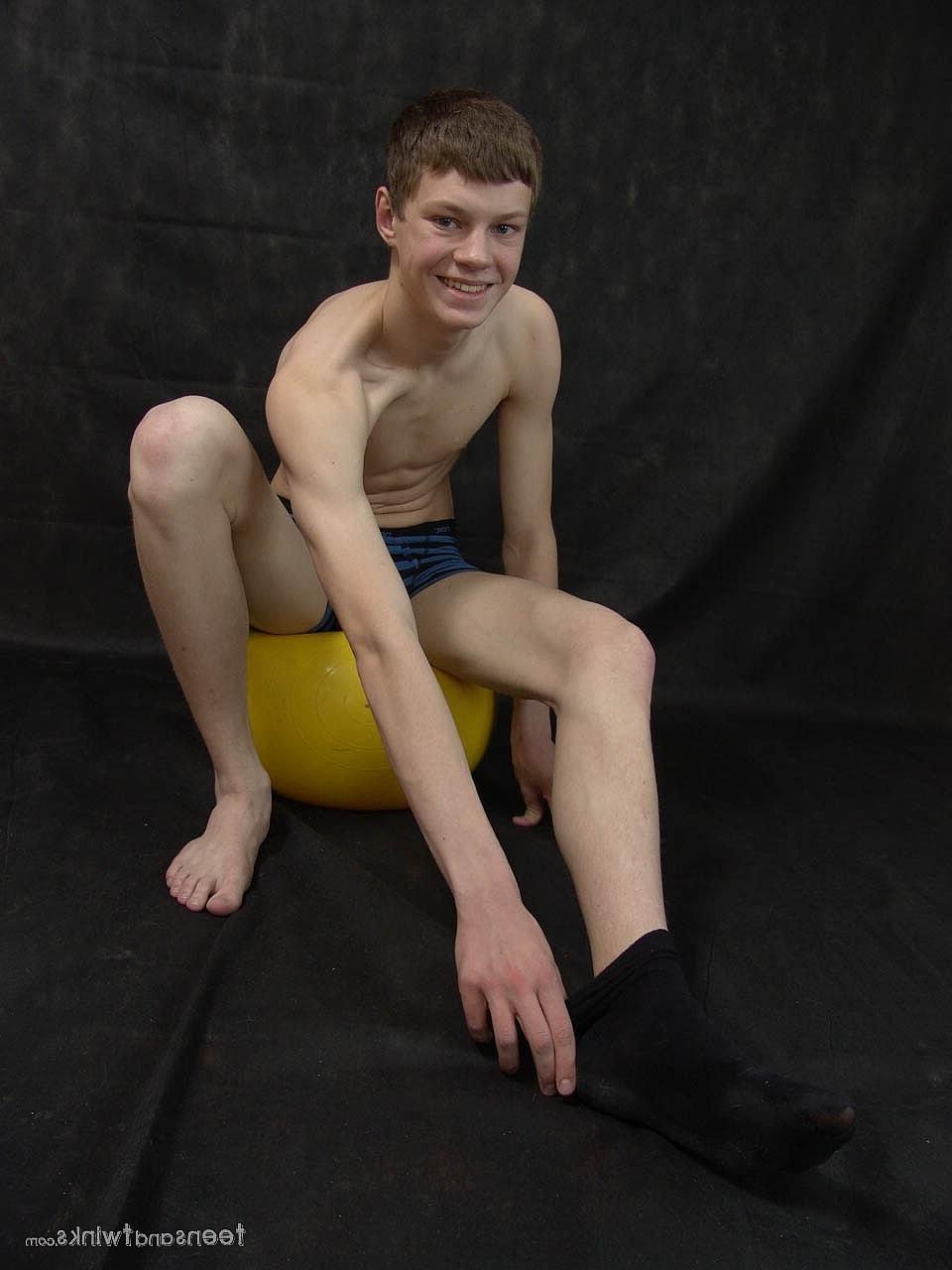 20P Twink gay magro e tesão Basi perde a roupa e se masturba