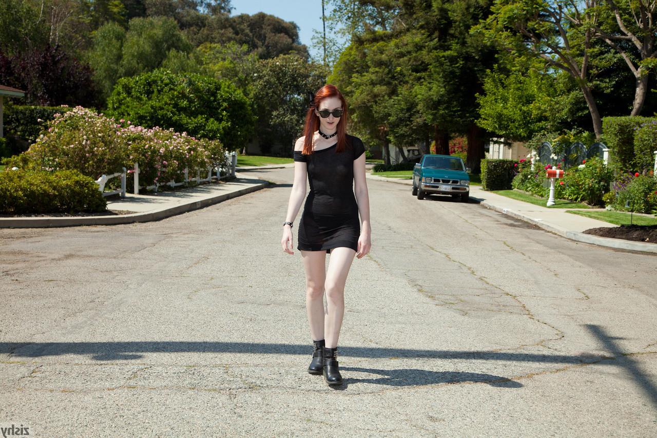 12P A adolescente ruiva Haley Gladwell posa ao ar livre com um vestido transparente e botas