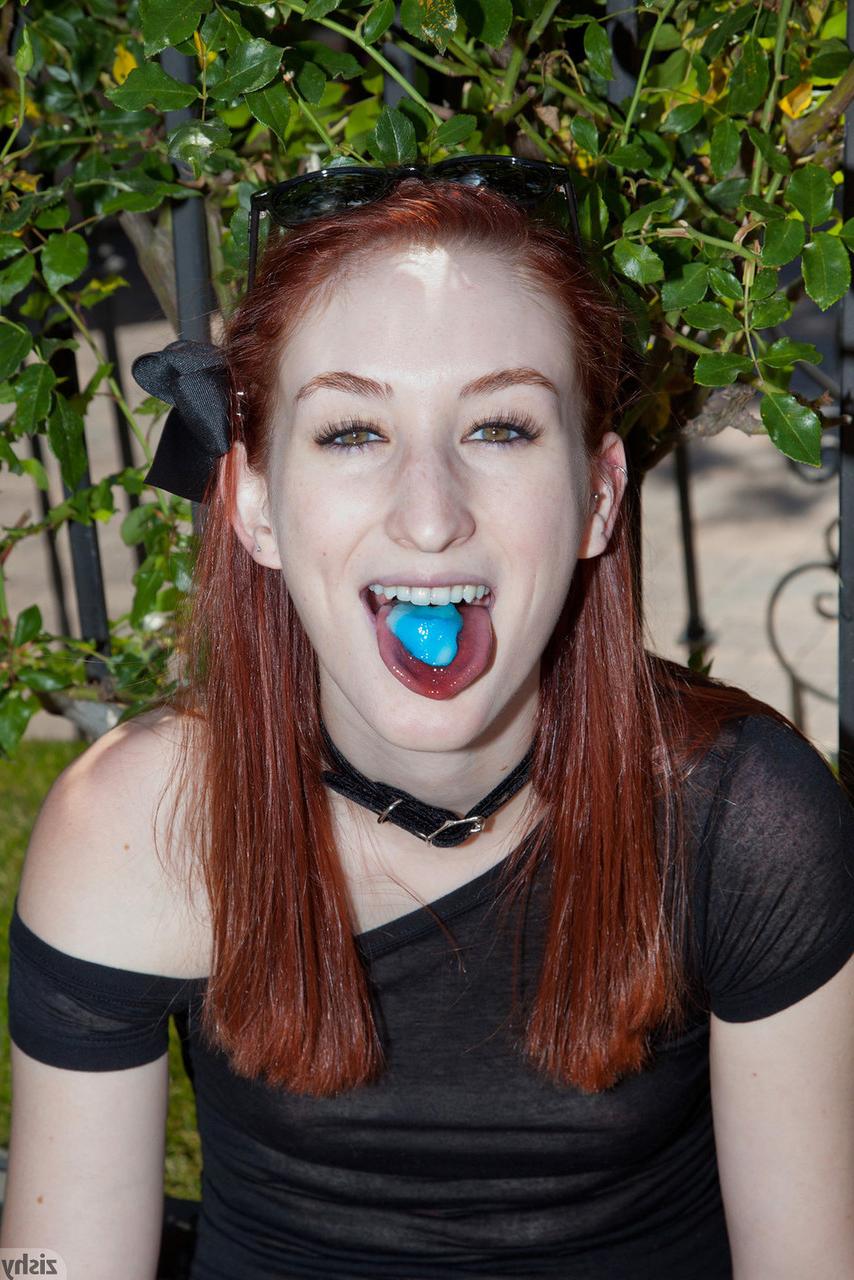 12P A adolescente ruiva Haley Gladwell posa ao ar livre com um vestido transparente e botas