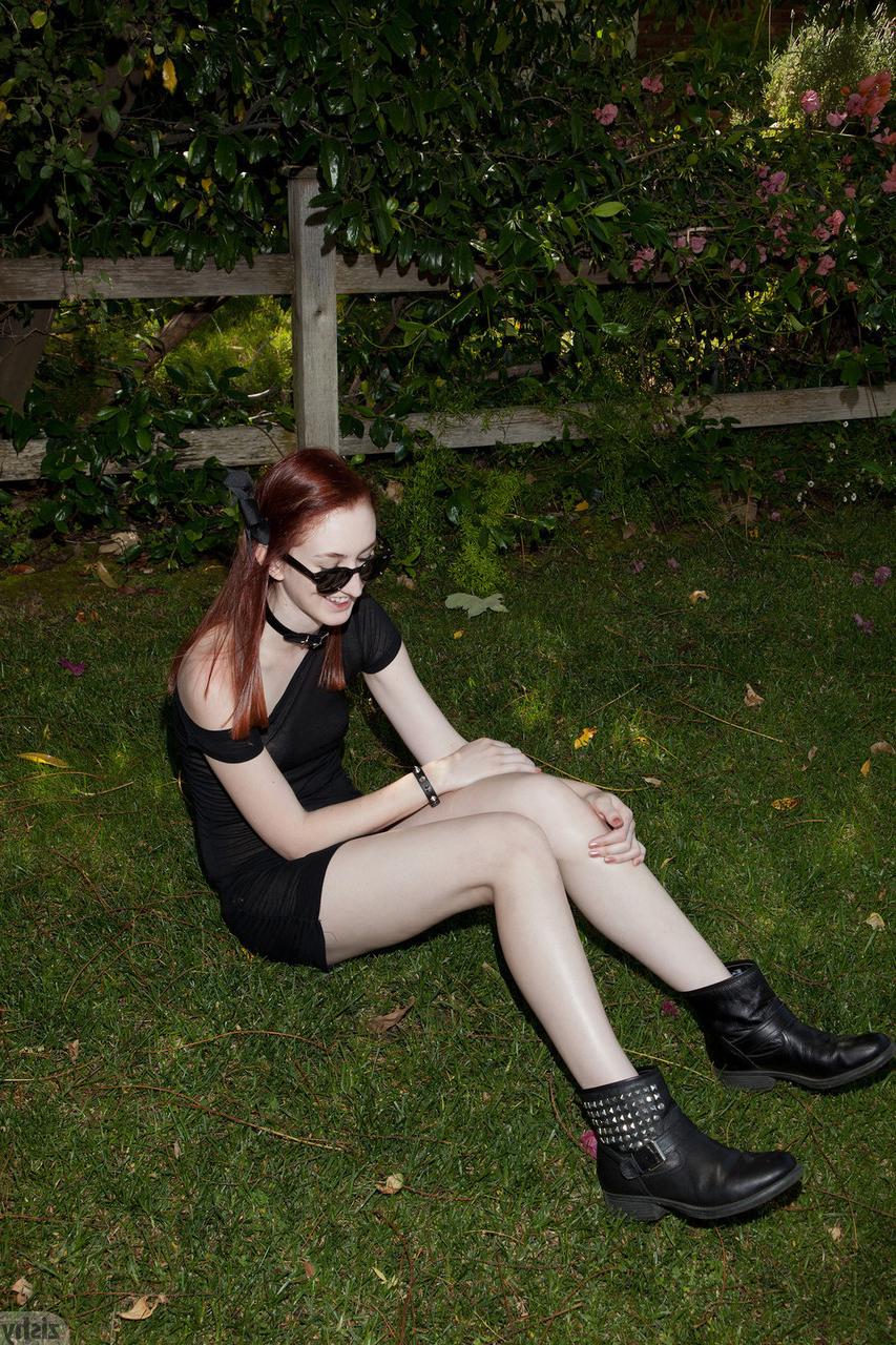 12P A adolescente ruiva Haley Gladwell posa ao ar livre com um vestido transparente e botas