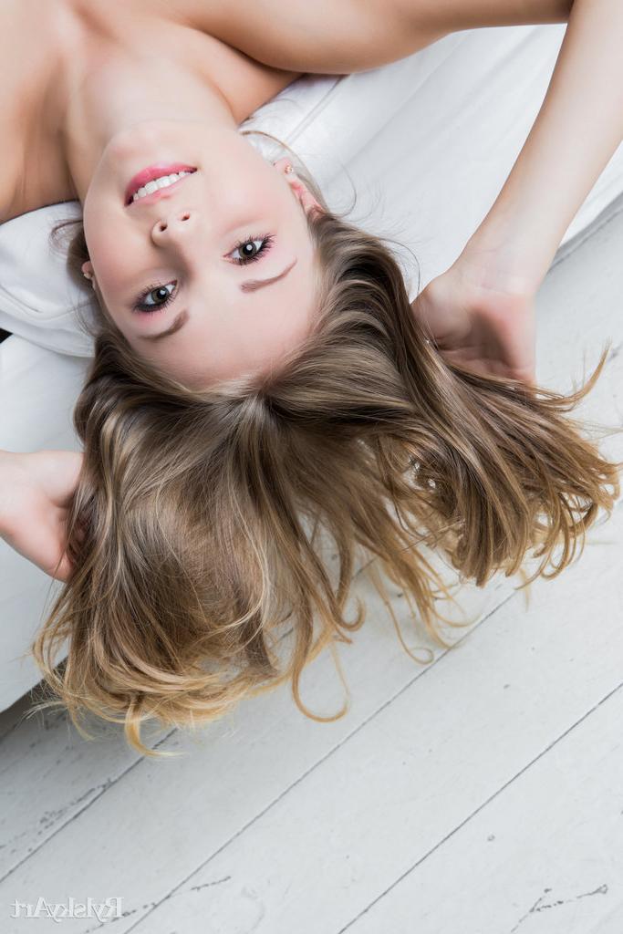 16P A linda jovem Jeff Milton modela totalmente nua num sofá