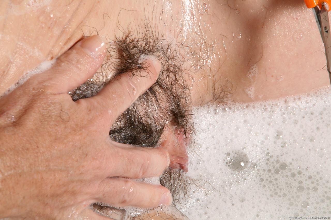 20P Die brünette MILF Lacy stutzt ihre haarige Muschi bei einem heißen Solo im Badezimmer