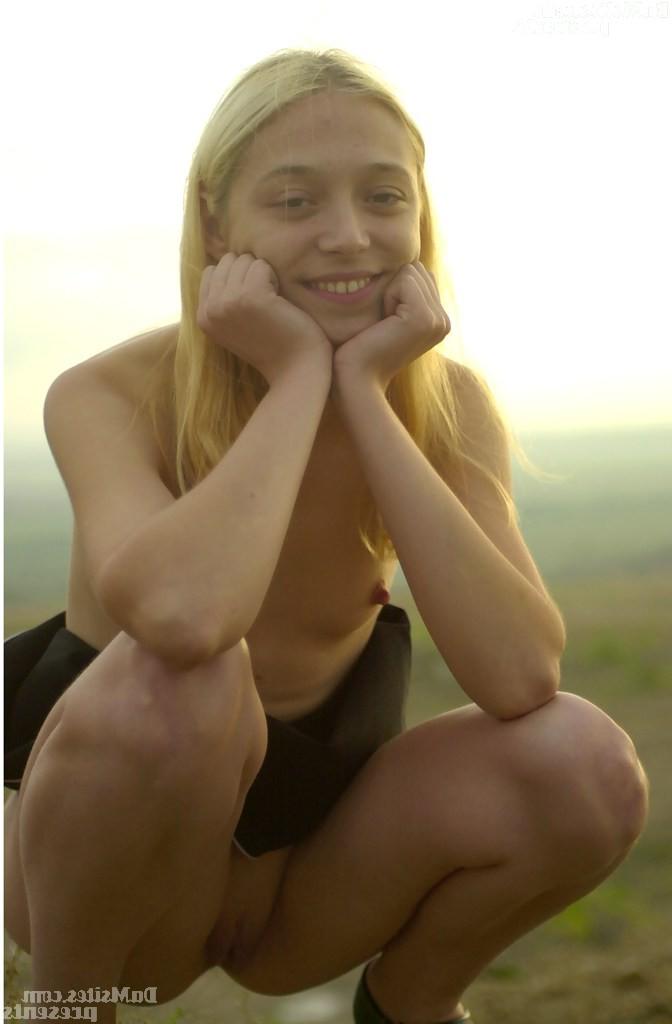 20P La amateur rubia vika revela sus tetas y sus pequeños pellizcos al aire libre