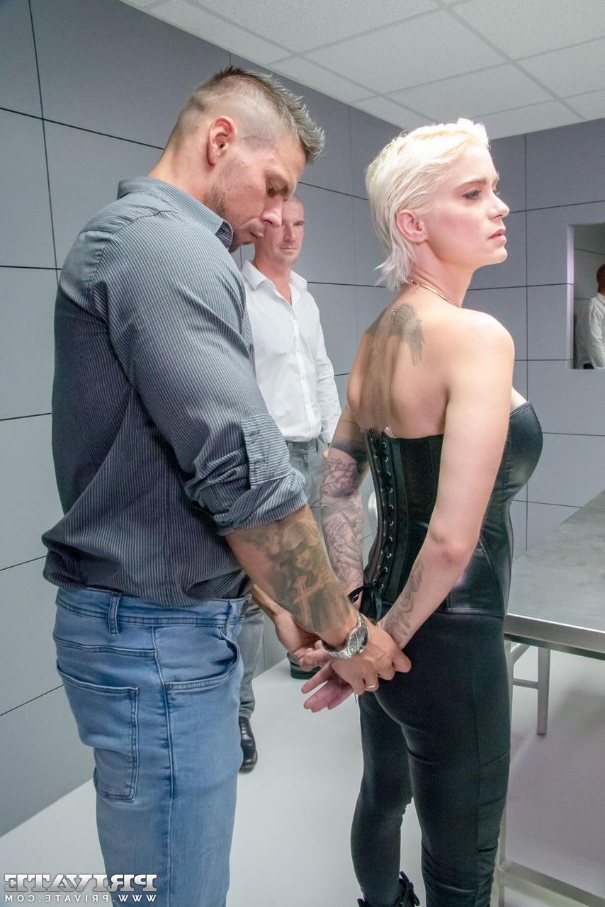 12P Une fille blonde platine fait du sport avec un anus béant après une sodomie dure dans la salle d'entretien de la police