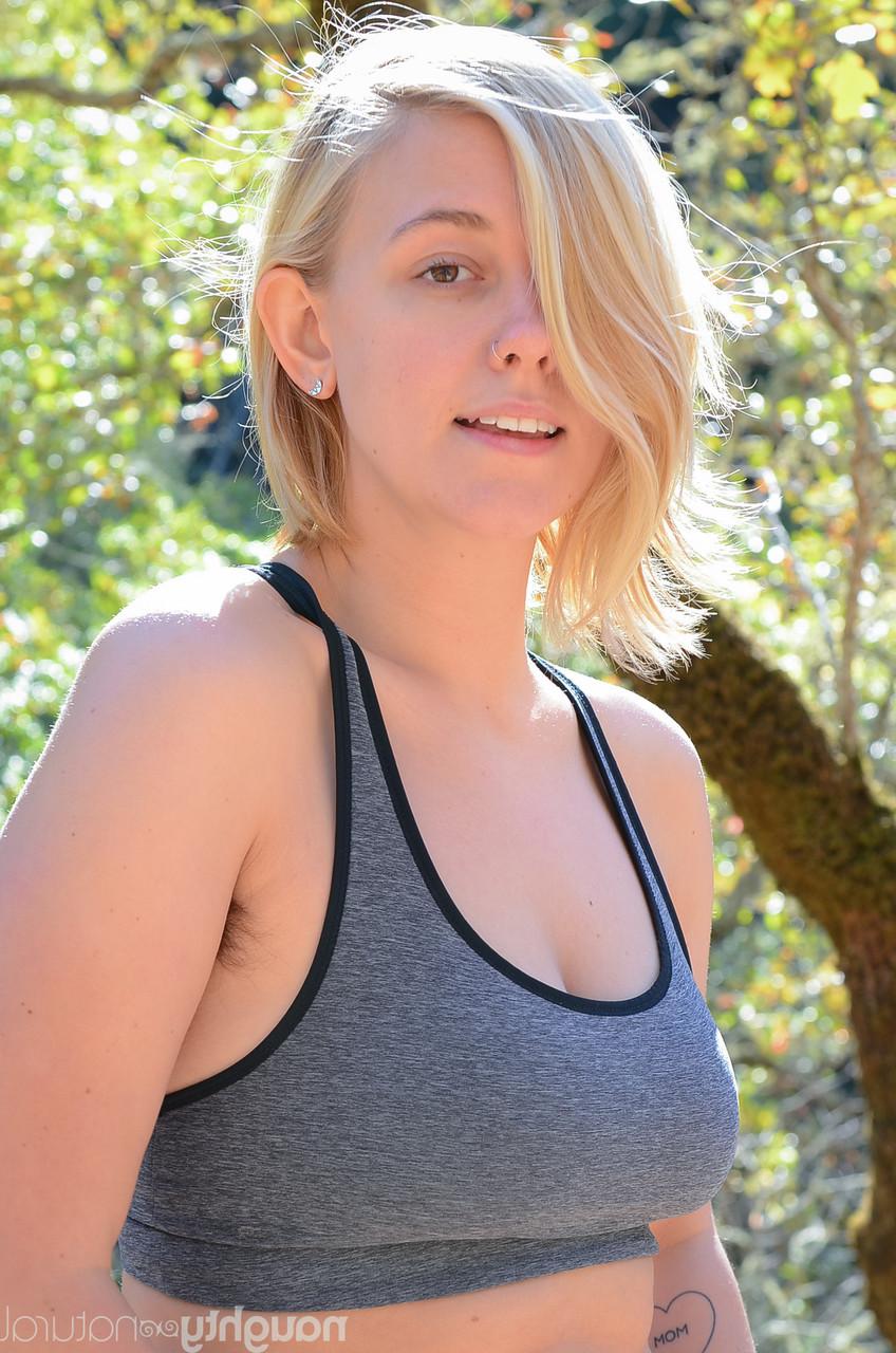 20P La blonde amateur Emerald Lee se déshabille en plein air et masse sa chatte poilue.