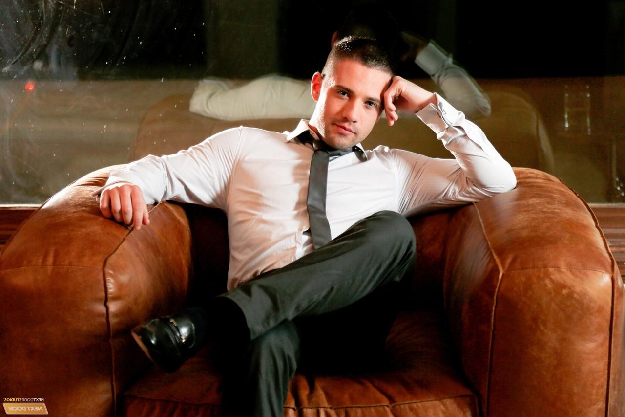 20P Dylan Knight sopra o pau de seu amigo gay Gabriel Cross e fode-o por trás