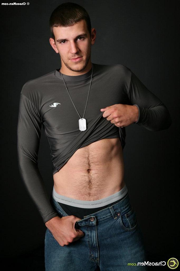 20P A linda morena gay Damon Hadlow revela seu rabo peludo e se masturba