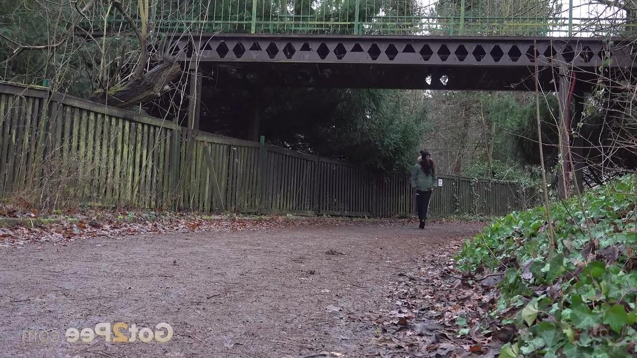 15P La fille solo Ali Bordeaux pisse sur une chaussée en se promenant