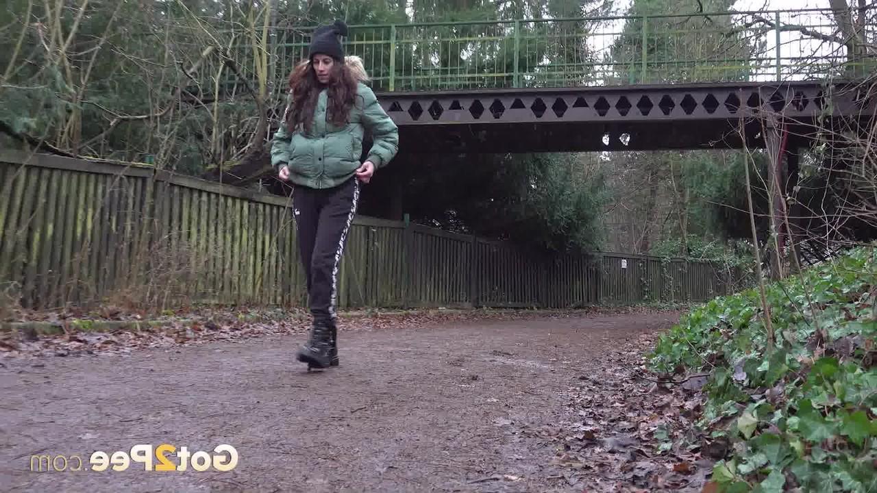 15P La fille solo Ali Bordeaux pisse sur une chaussée en se promenant