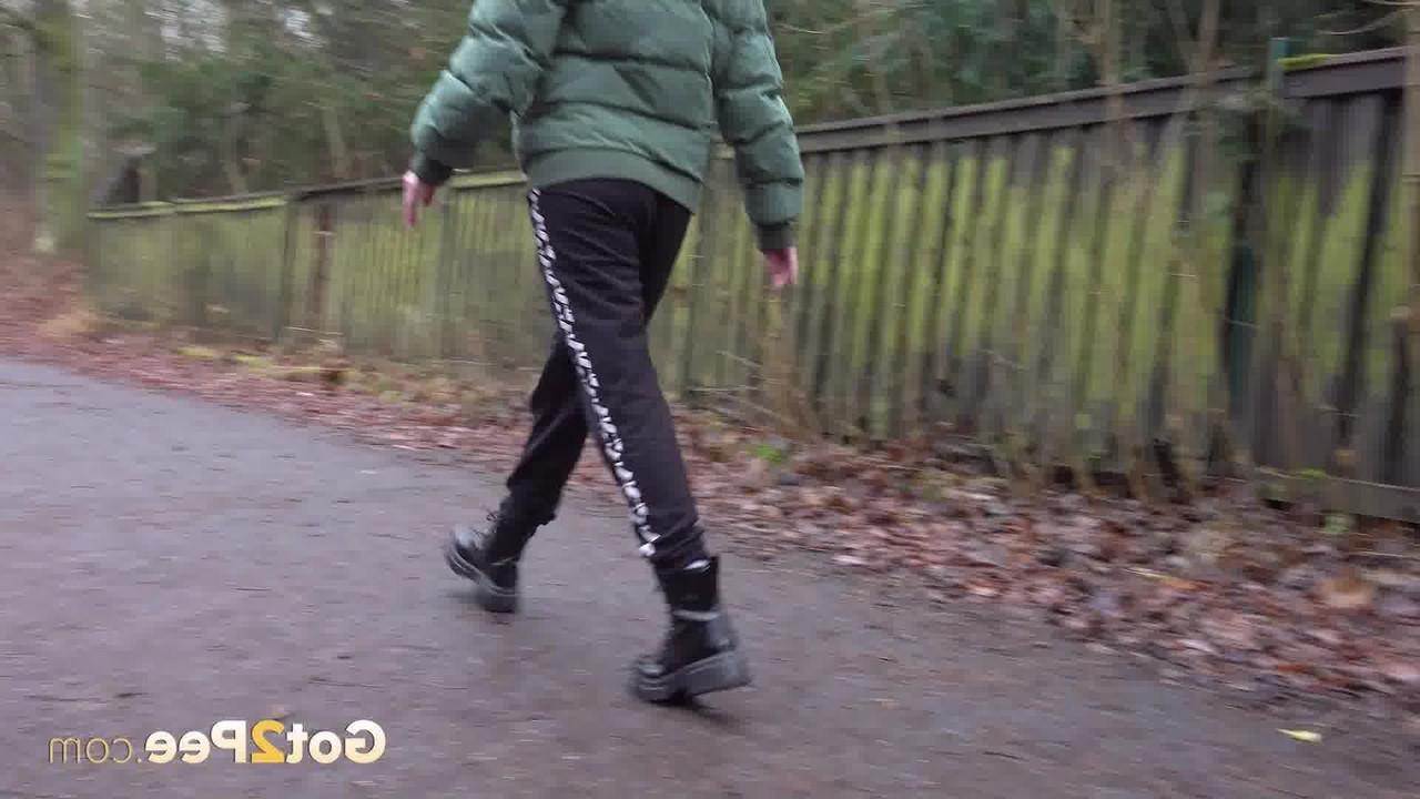 15P La fille solo Ali Bordeaux pisse sur une chaussée en se promenant