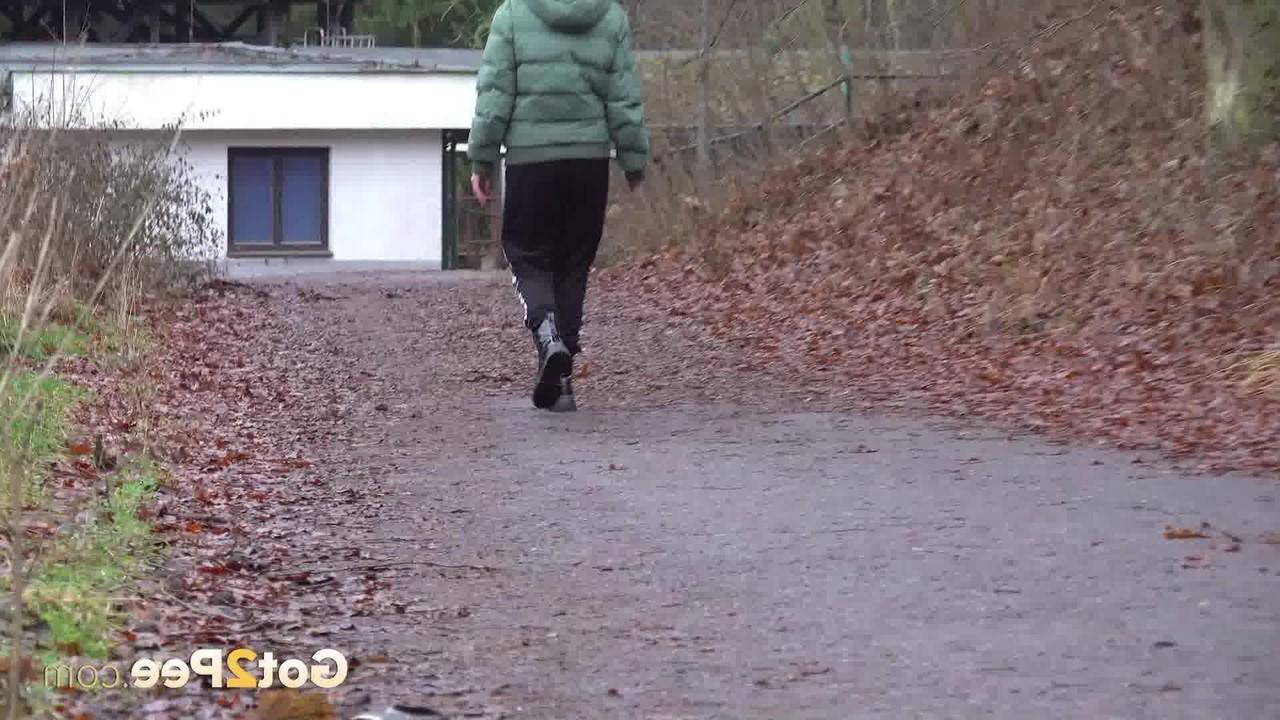 15P La fille solo Ali Bordeaux pisse sur une chaussée en se promenant