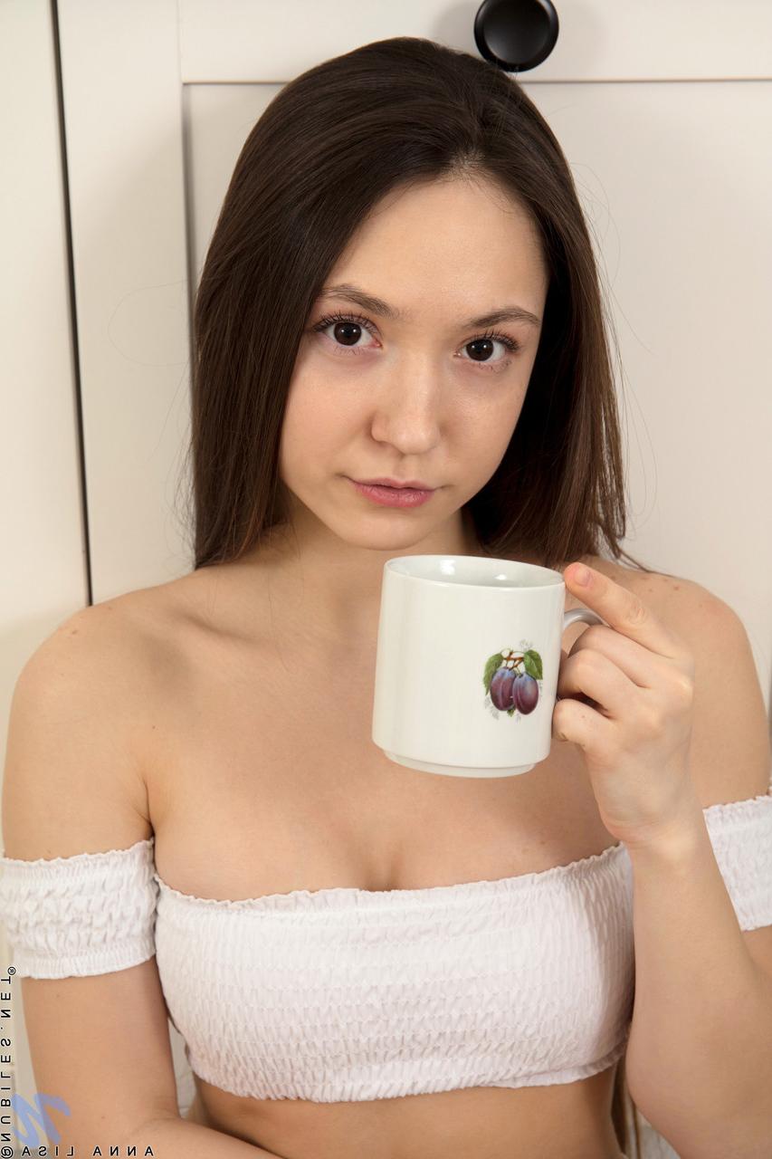 20P A adolescente gostosa Anna Lisa revela sua deliciosa bunda redonda e espalha sua buceta