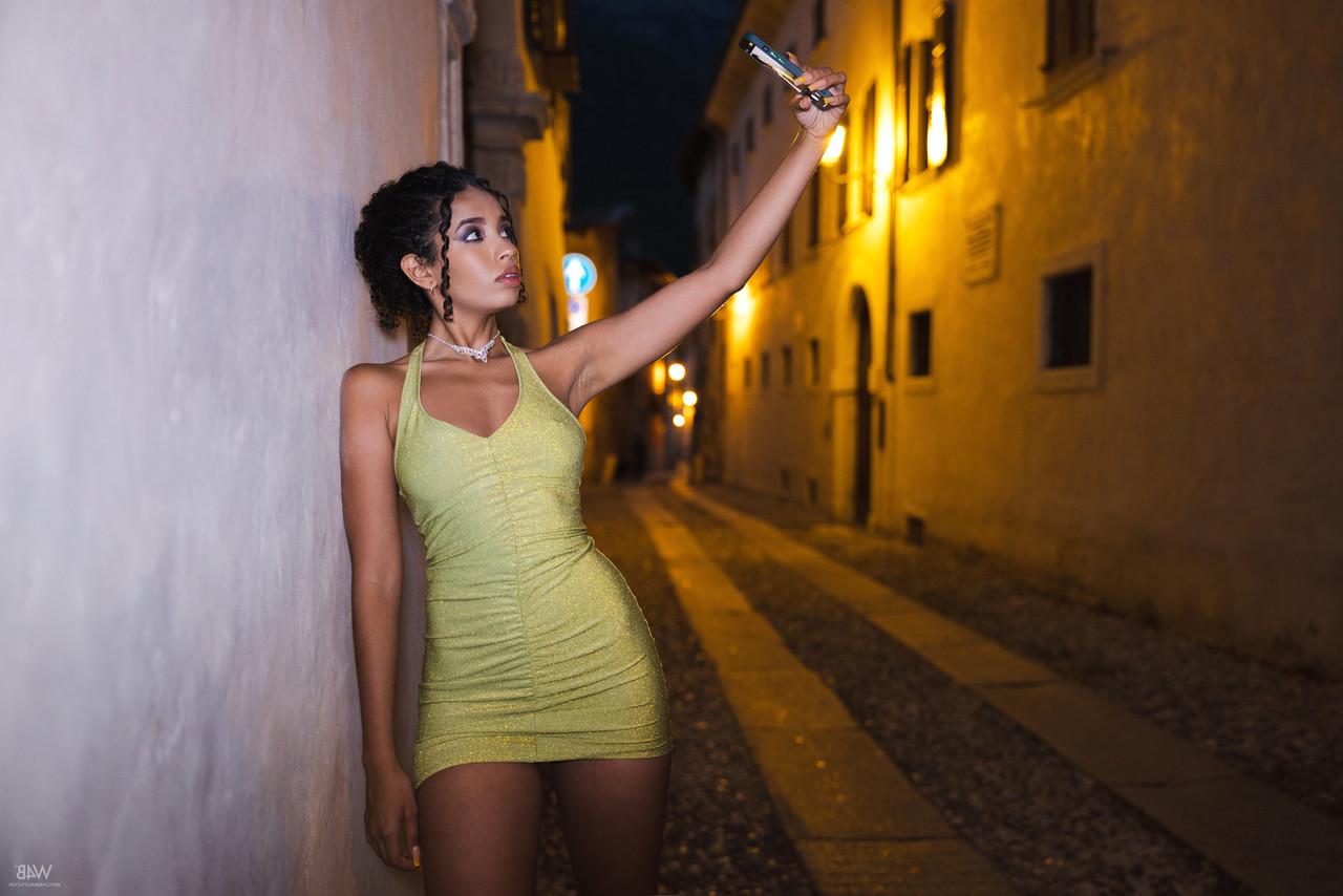 20P A deslumbrante adolescente Valery Ponce mostra seus peitos e buceta em público em uma cidade italiana