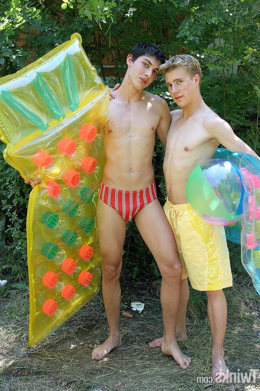 20P Adorable twinks French kissing & having intense oral sex in the back yard