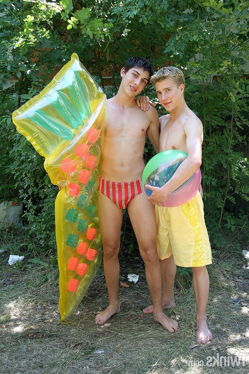 20P Adorable twinks French kissing & having intense oral sex in the back yard