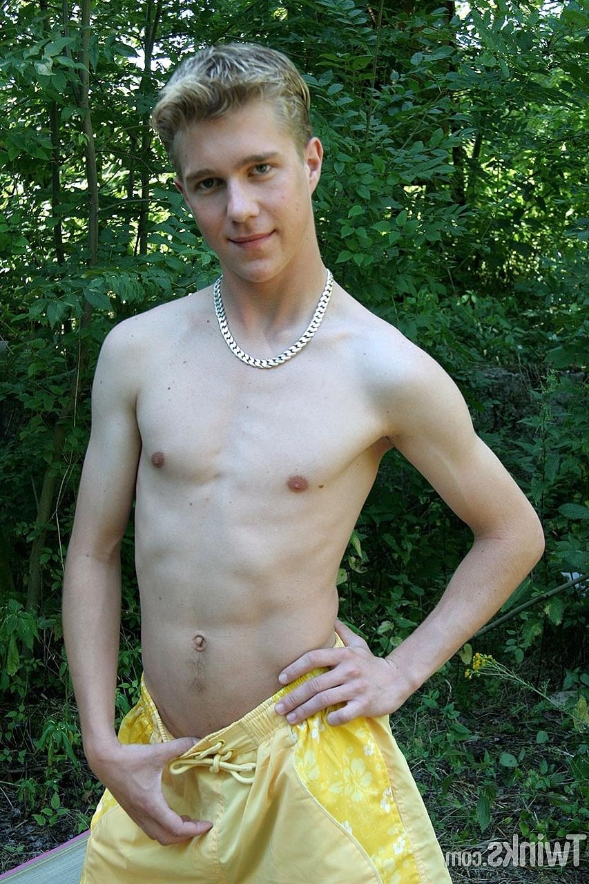 20P Adorable twinks French kissing & having intense oral sex in the back yard