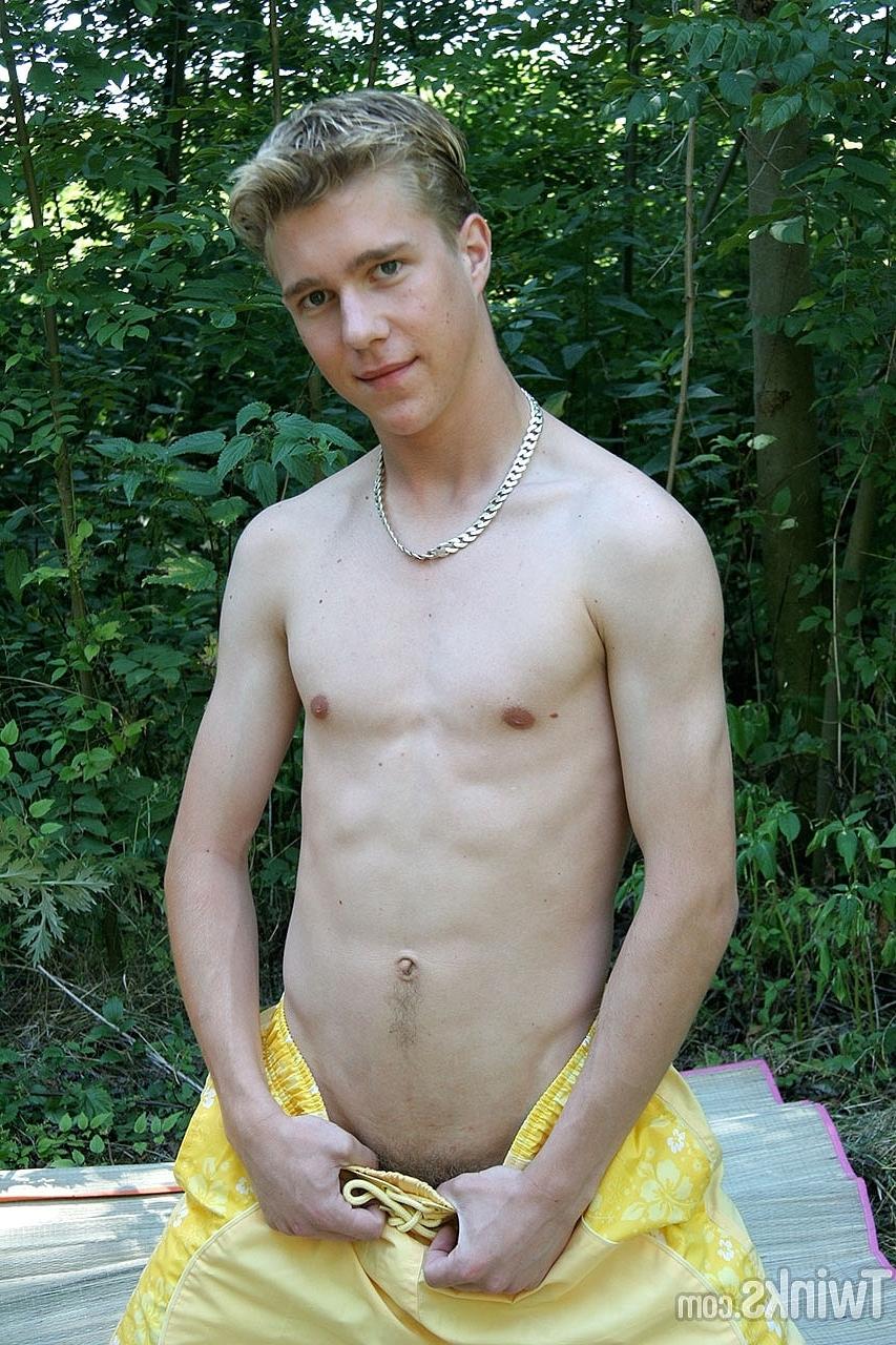 20P Adorable twinks French kissing & having intense oral sex in the back yard