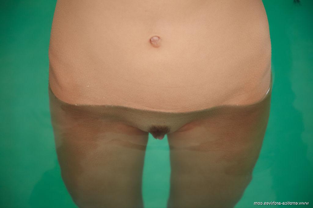 16P A linda e sorridente Loreen dá um mergulho nu na piscina e mostra seu regalo molhado