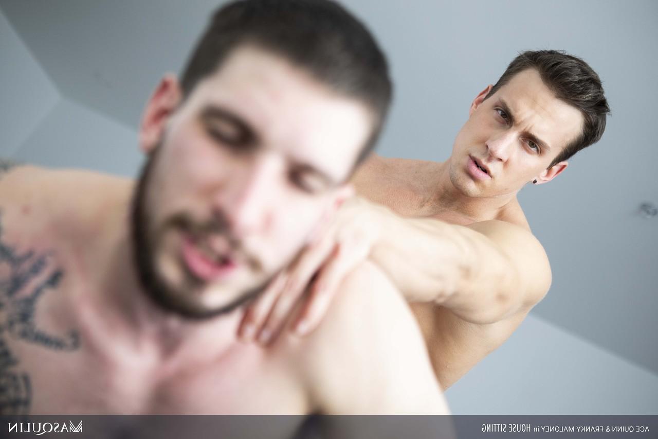 20P Os gays fantásticos Ace Quinn e Franky Maloney batem forte em seu loft
