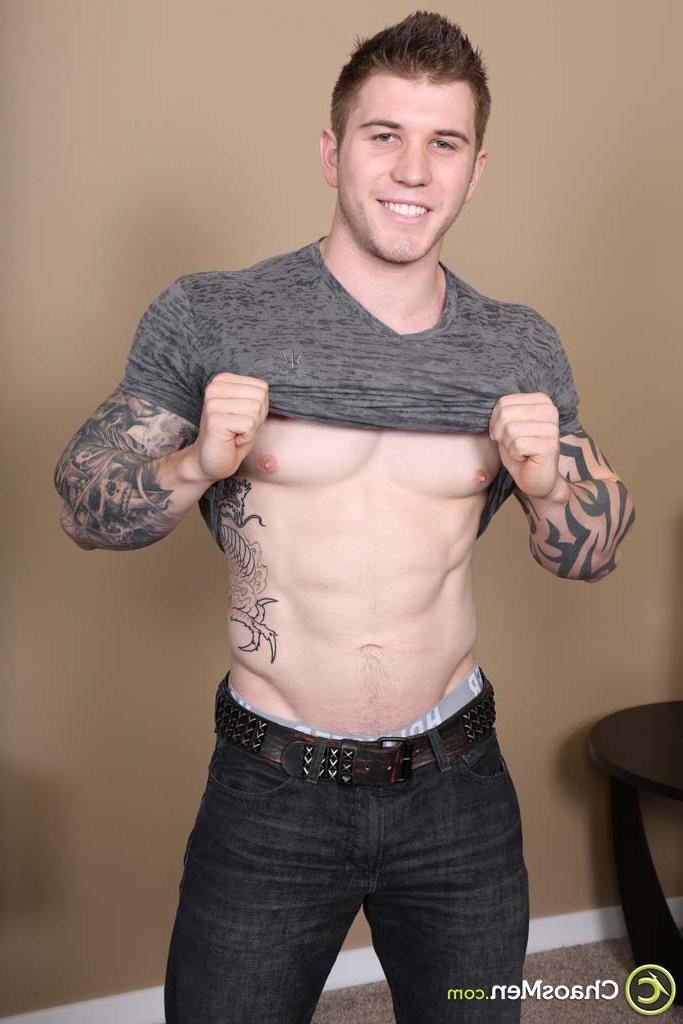 20P La belle brune gay Axel révèle son corps musclé tatoué, sa bite et son gros cul