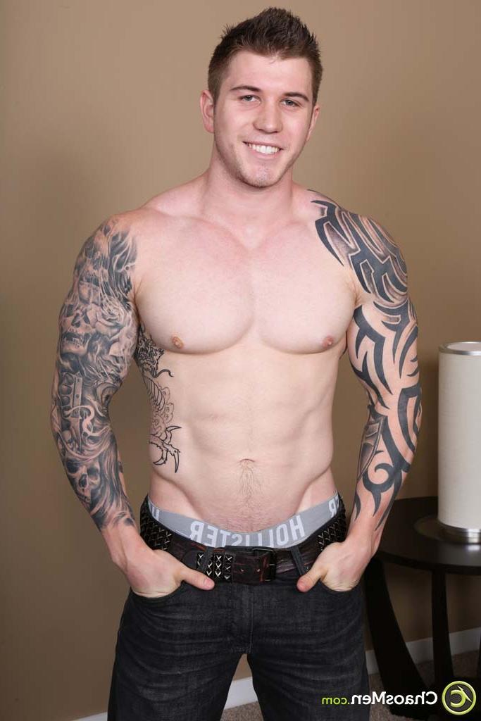 20P La belle brune gay Axel révèle son corps musclé tatoué, sa bite et son gros cul