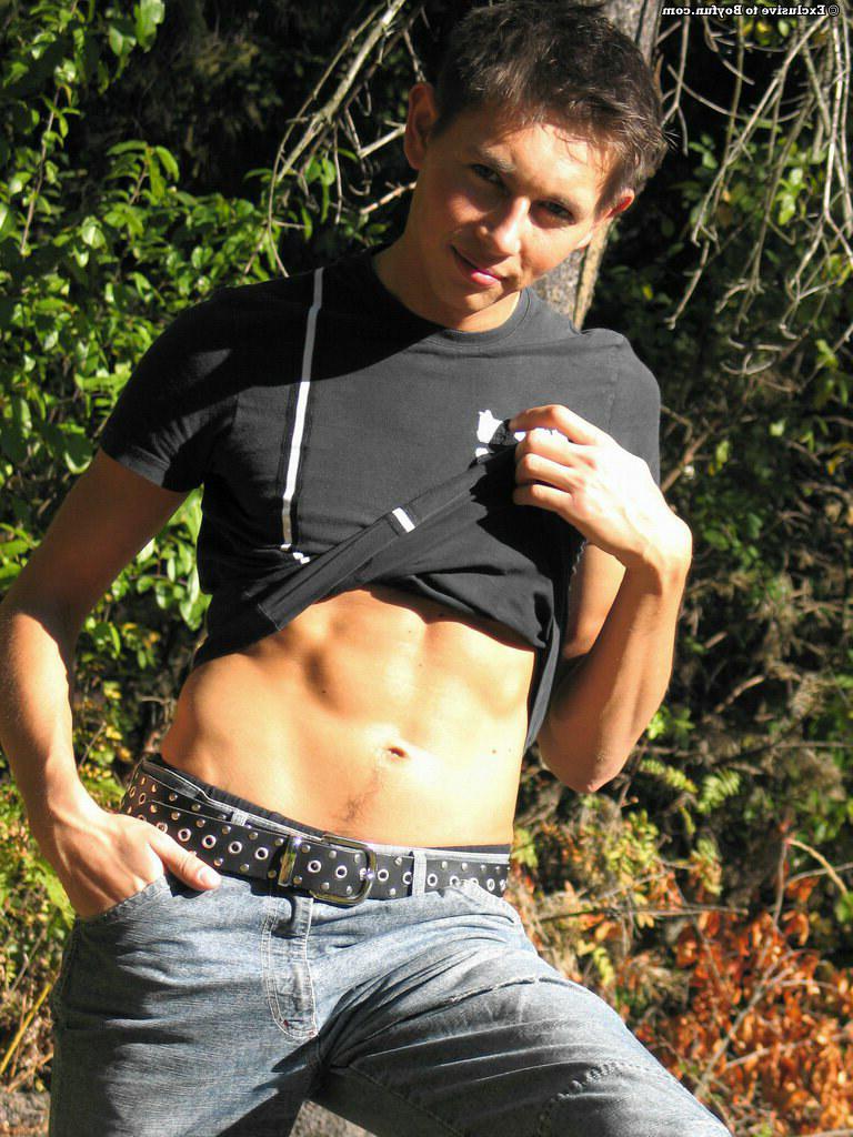 20P Universitário gay excitado Piotr se despindo e se masturbando na floresta