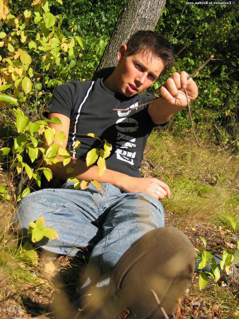 20P Universitário gay excitado Piotr se despindo e se masturbando na floresta