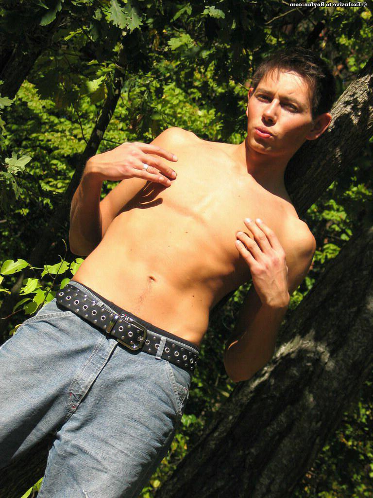 20P Universitário gay excitado Piotr se despindo e se masturbando na floresta