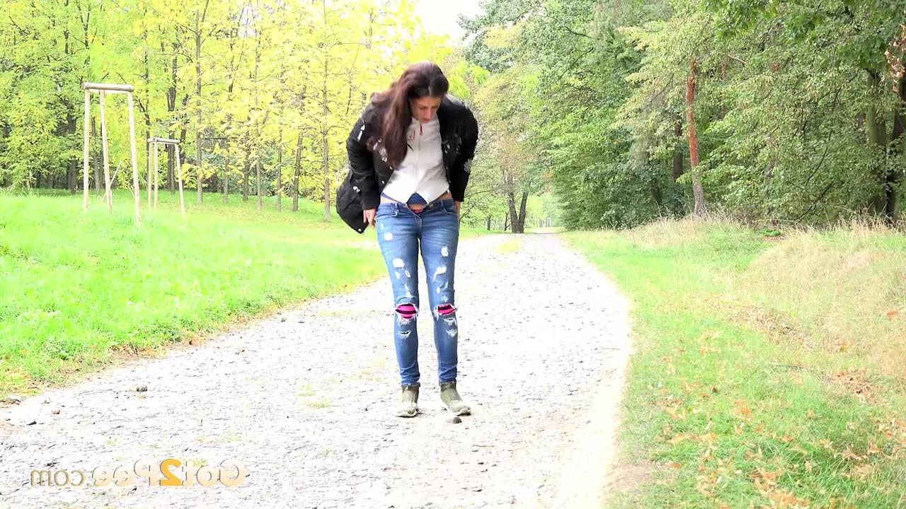 15P La guapa morena Ali Bordeaux se baja los vaqueros rotos para orinar en un sendero