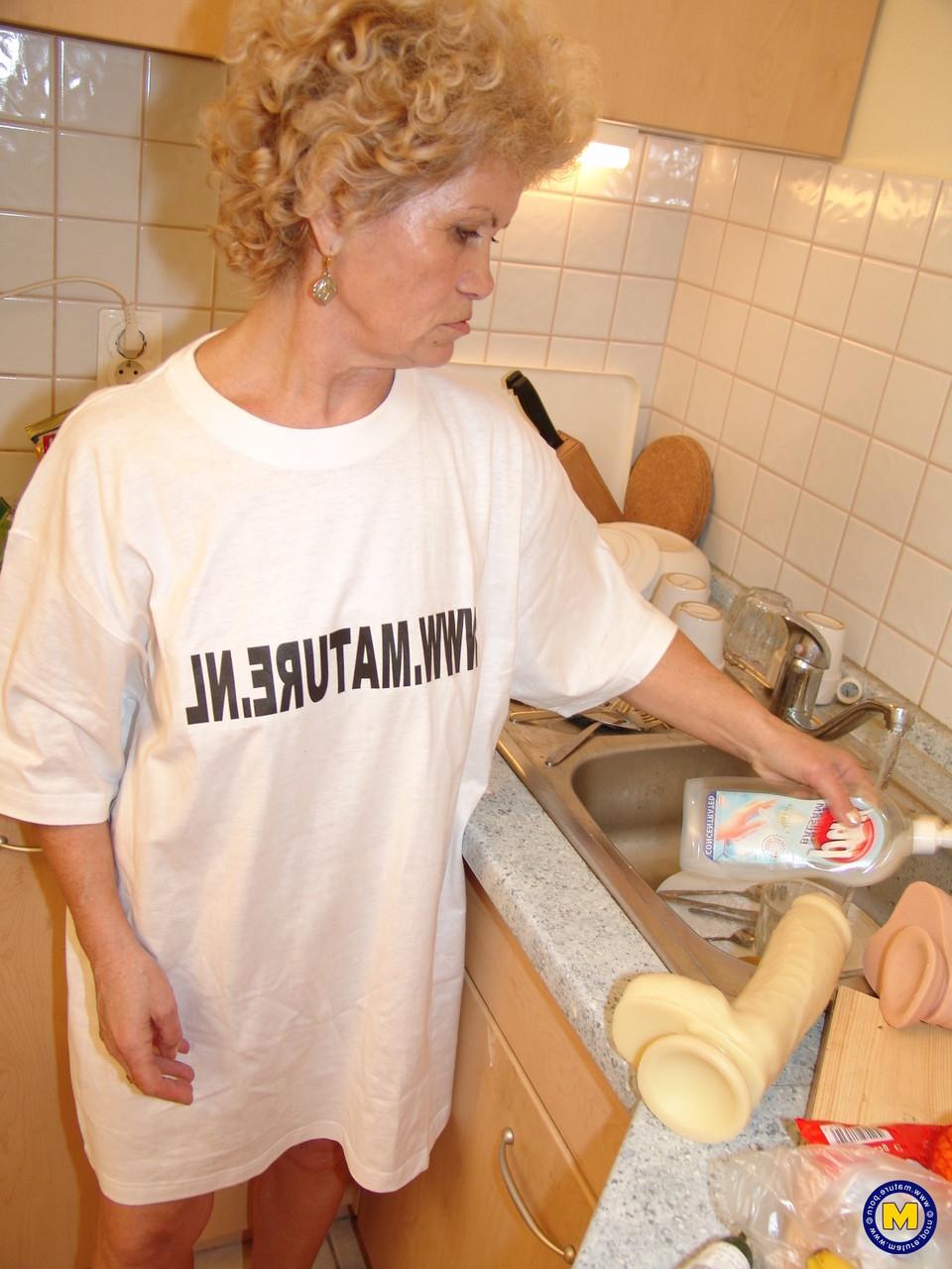 18P La zorra madura Francsina se ducha en su propia orina después de masturbarse