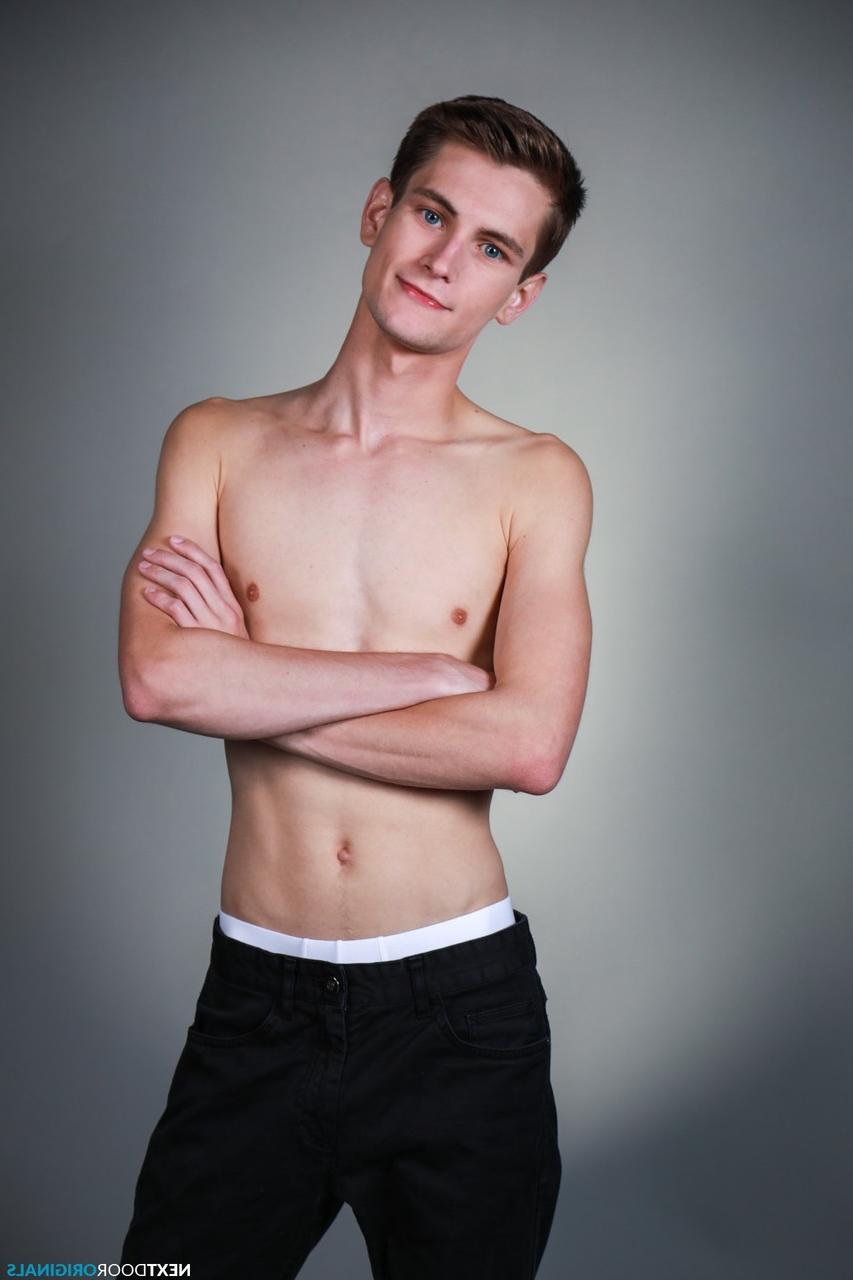 20P Trevor Harris, gay maigre, aime le sexe anal hardcore et prend un soin du visage à bouche ouverte