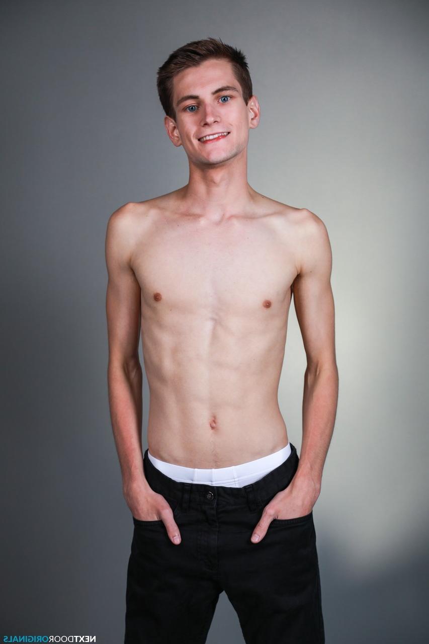 20P Trevor Harris, gay maigre, aime le sexe anal hardcore et prend un soin du visage à bouche ouverte