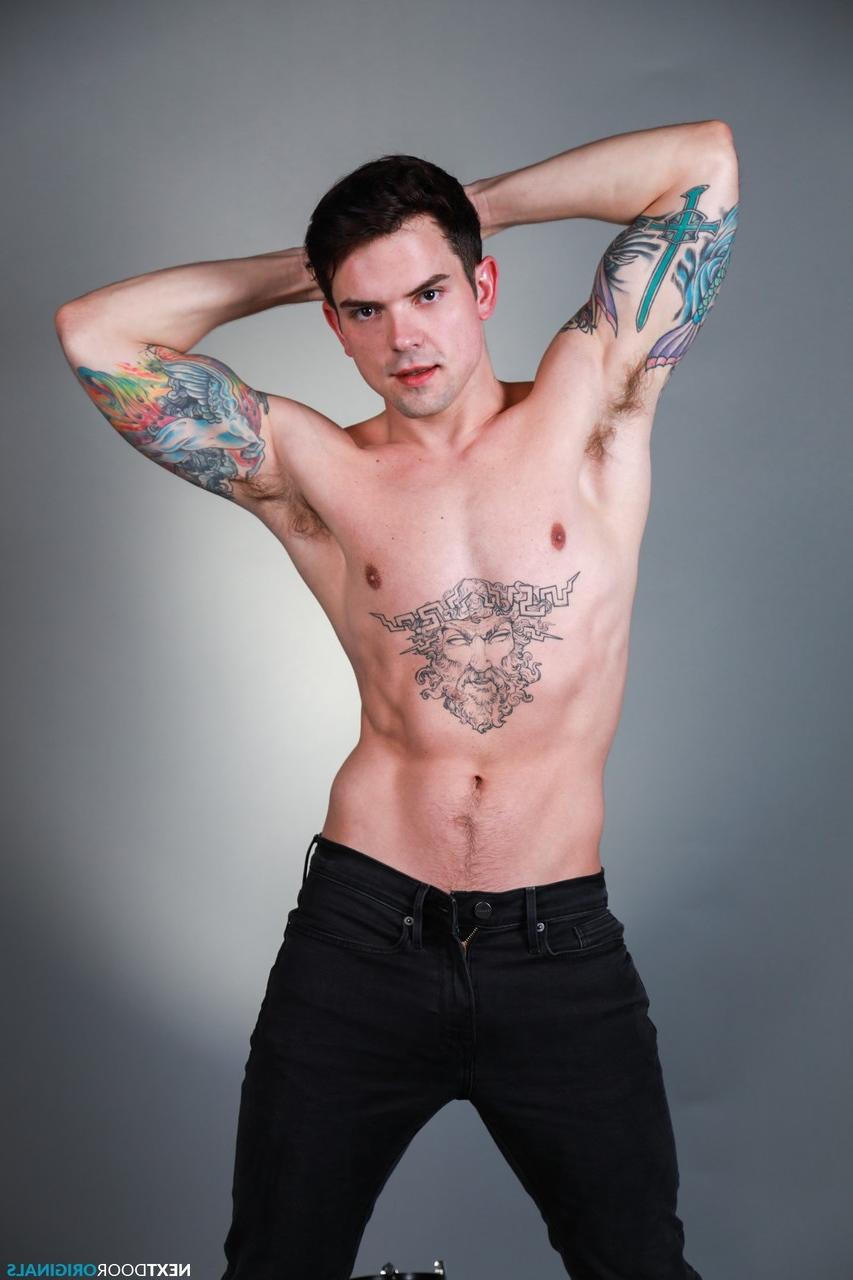 20P Trevor Harris, gay maigre, aime le sexe anal hardcore et prend un soin du visage à bouche ouverte