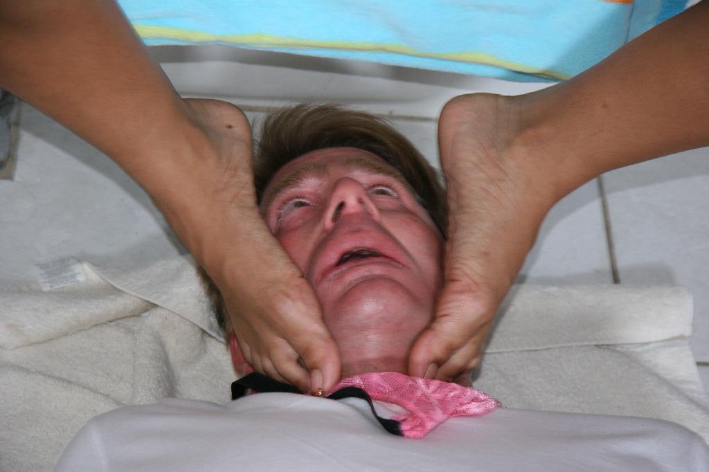 20P Caroline Pierce faz seu amigo chupar os dedos dos pés antes de fazer um footjob nele