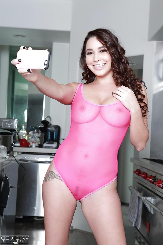 16P La estrella porno Karlee Grey se toma autorretratos caseros mientras posa completamente vestida