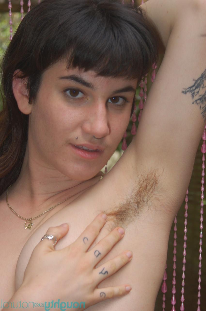 20P La hippie espiègle Joey Minx montre ses aisselles, ses jambes et son castor non rasé.
