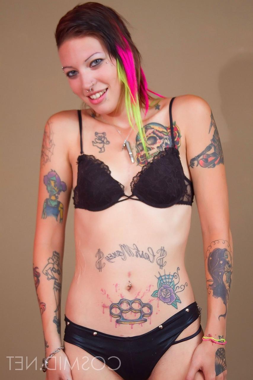 16P A garota punk Devon libera seu corpo tatuado de suas roupas em ação solo