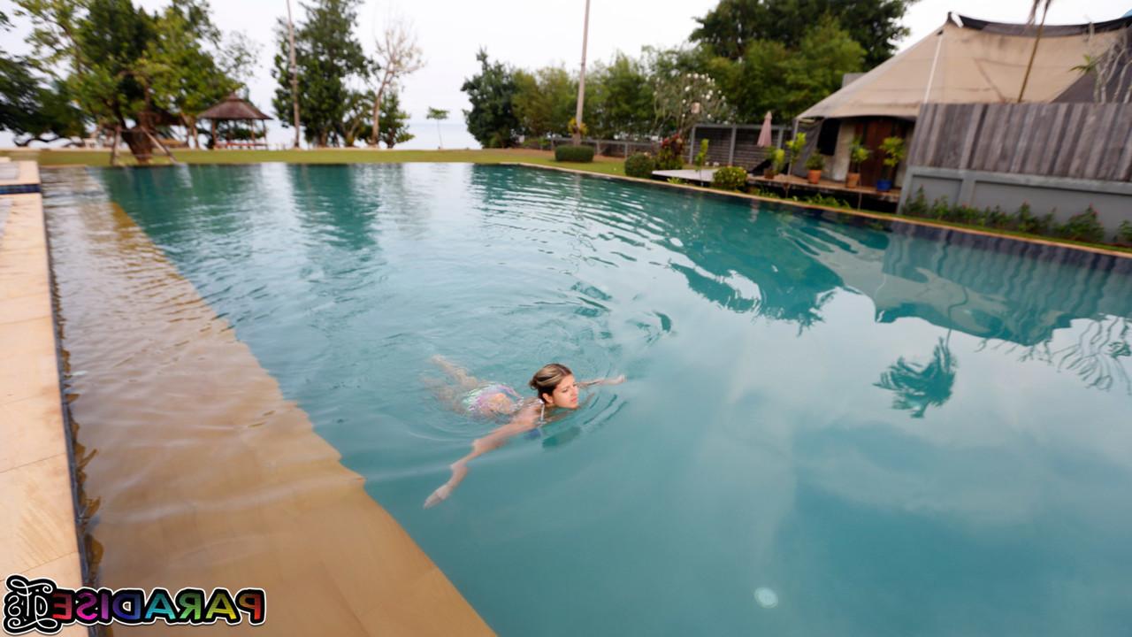 12P La petite jeune Gina Gerson perd ses petits seins en bikini au bord d'une piscine.