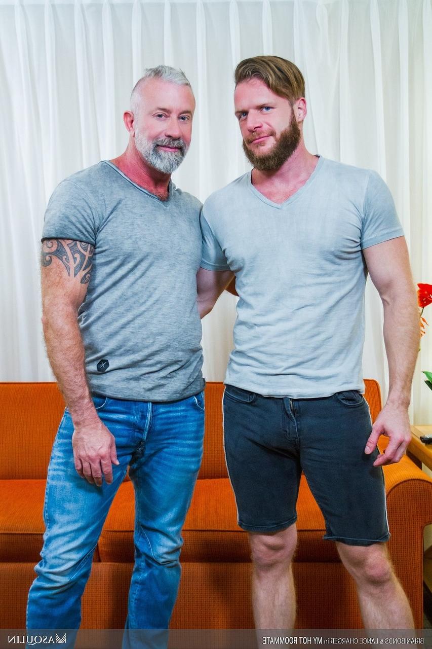 20P Le beau mec gay Brian Bonds aime le sexe anal hardcore avec son papa bien membré Lance Charger