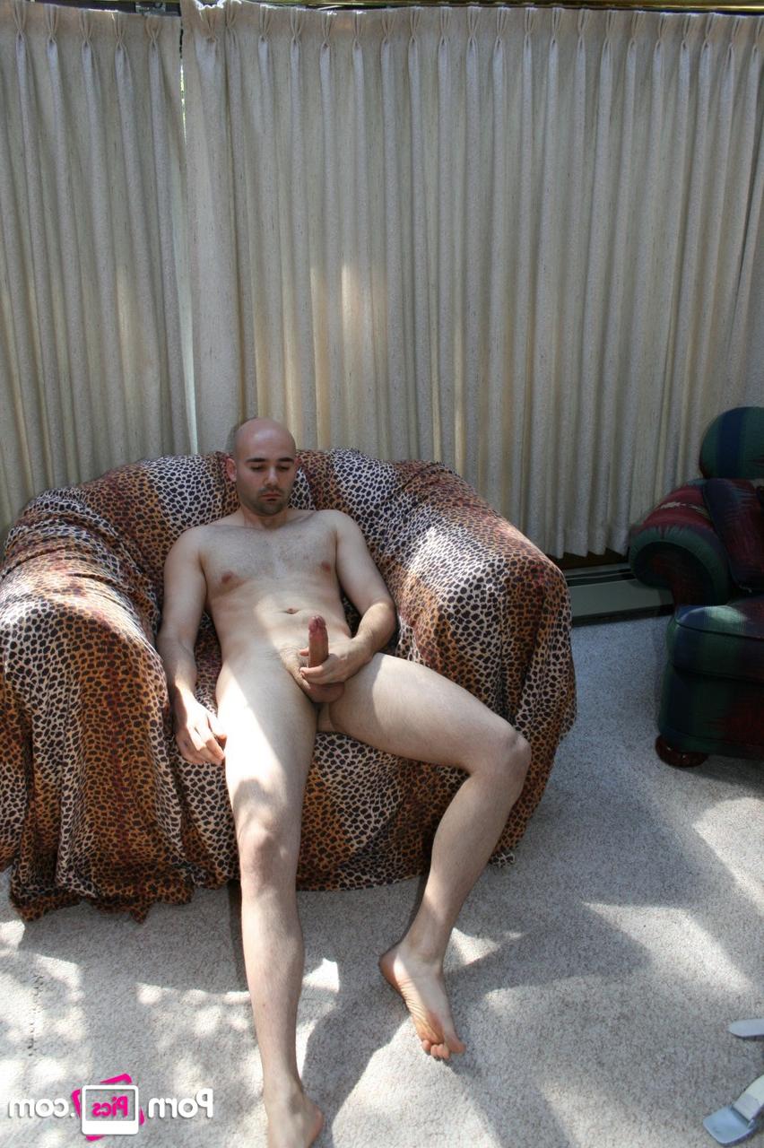 20P Bucky amateur calva y cachonda se desnuda y se masturba en un solo sexy