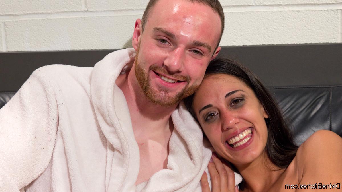 20P Die Teenie-Nymphomanin Lyla Storm nimmt an einem BDSM-Dreier mit bisexuellen Männern teil