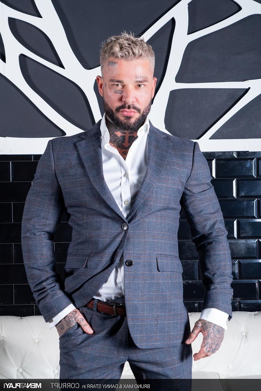 20P O fisiculturista careca Bruno Max fode o gostoso gay tatuado Danny Starr na bunda