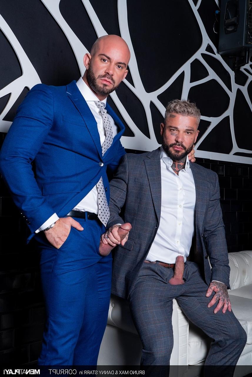 20P O fisiculturista careca Bruno Max fode o gostoso gay tatuado Danny Starr na bunda
