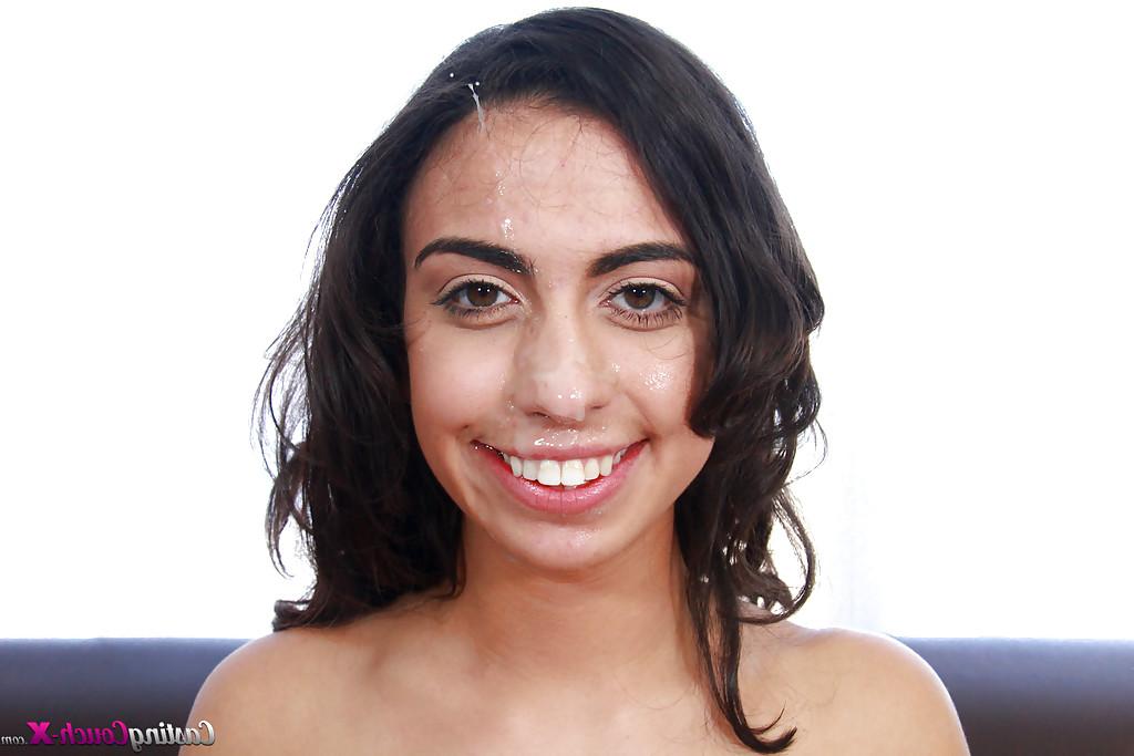16P La salope latina Asha Marie prend une énorme éjaculation sur le joli visage d'une jeune.