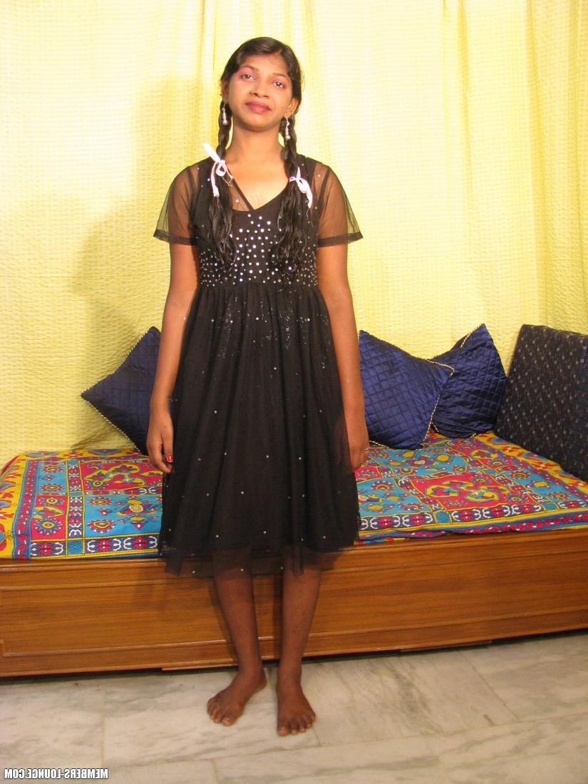 15P Une jolie fille indienne replie ses lèvres après s'être mise nue